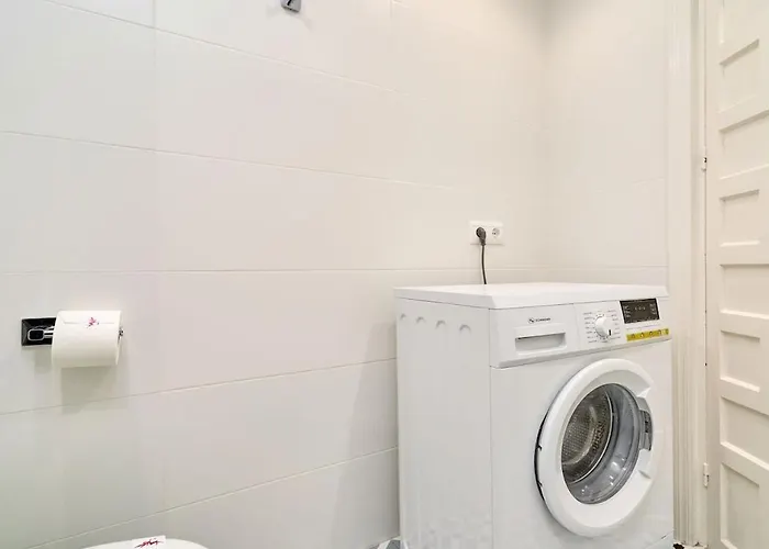 Large One Bed Apartment *